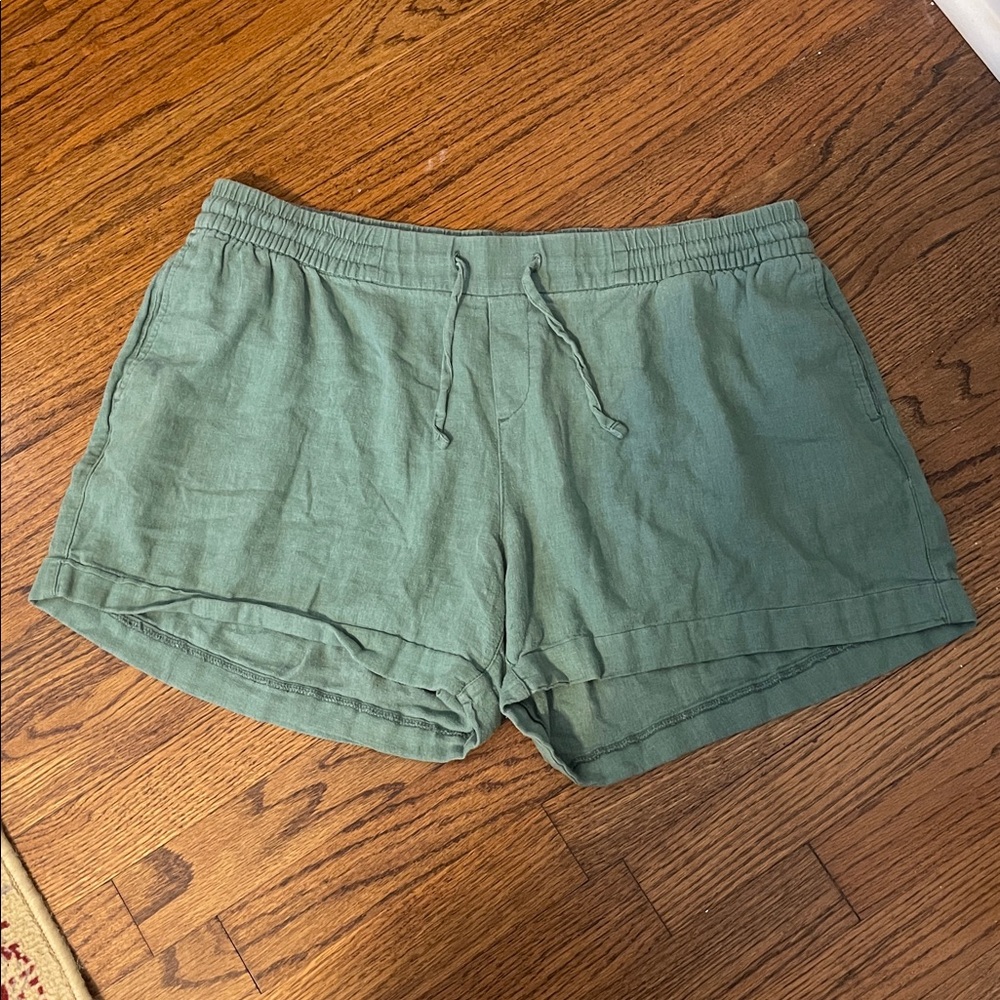 Green drawstring linen shorts